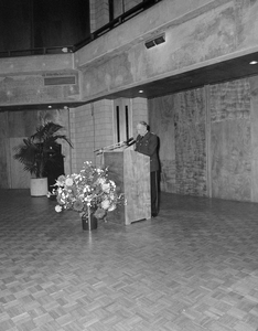 884423 Afbeelding van een toespraak van hoofdcommissaris C.S. van Doesburg van de Utrechtse Politie in de Kleine Zaal ...